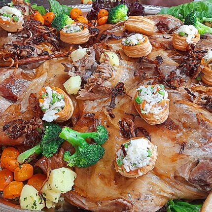 Mechoui entier avec garniture de légumes