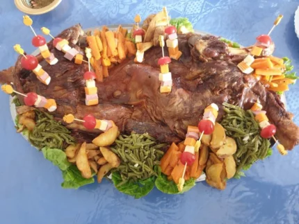 Mechoui entier avec garniture de légumes